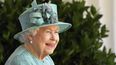 La reina Isabel II observa una ceremonia para marcar su cumplea&ntilde;os oficial en el Castillo de Windsor, Inglaterra, s&aacute;bado 13 de junio de 2020.&nbsp; 