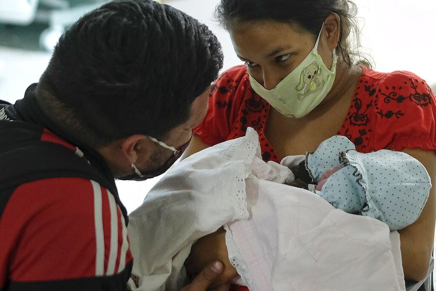 Ada Mendoza muestra su hija a su pareja Leo Camejo por primera vez, horas despu&eacute;s de dar a luz en el Hospital P&uacute;blico de Maternidad y Ni&ntilde;os Hugo Ch&aacute;vez Fr&iacute;as, en el barrio El Valle de Caracas, Venezuela.