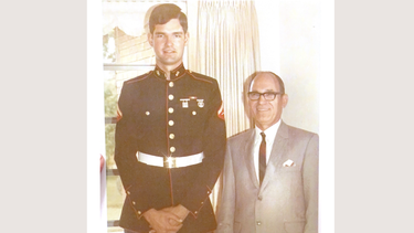 Armando Alejandre Jr. durante su tiempo de servicio en los Marines, junto a su tío, en una foto del archivo familiar de su hija Marlene Alejandre.&nbsp;