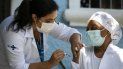 La enfermera Angela Cassiano recibe una vacuna contra el coronavirus fabricada por la empresa china Sinovac, el miércoles 20 de enero de 2021, en el hogar de ancianos donde trabaja en Río de Janeiro, Brasil. La enfermera Angela Cassiano recibe una vacuna contra el coronavirus fabricada por la empresa china Sinovac, el miércoles 20 de enero de 2021, en el hogar de ancianos donde trabaja en Río de Janeiro, Brasil.