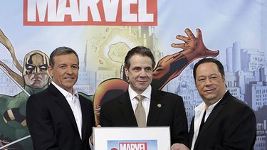 CEO de Disney, Bob Iger, el gobernador de Nueva York, Andrew Cuomo, al centro, y el director creativo de Marvel Joe Quesada posan para una foto durante una conferencia de prensa en Nueva York. (AP)