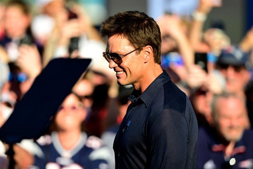 El exjugador de la NFL Tom Brady sonríe durante la ceremonia de inauguración de su estatua antes del partido de pretemporada de la NFL 2025 entre los Washington Commanders y los New England Patriots en el Estadio Gillette el 8 de agosto de 2025 en Foxborough, Massachusetts. 