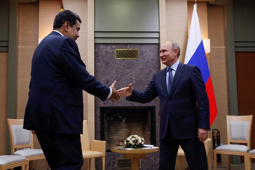 Fotografía de archivo del dictador venezolano Nicolás Maduro y el presidente ruso Vladimir Putin durante una reunión en Moscú en diciembre de 2018.