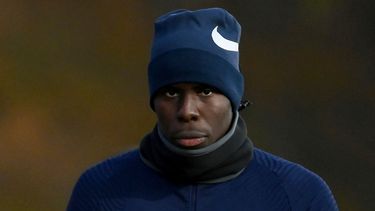 En esta foto de archivo tomada el 11 de noviembre de 2021, el defensa de Francia Kurt Zouma llega a Clairefontaine-en-Yvelines para una sesión de entrenamiento, como parte de la preparación del equipo para los próximos partidos de clasificación para la Copa Mundial de 2022.