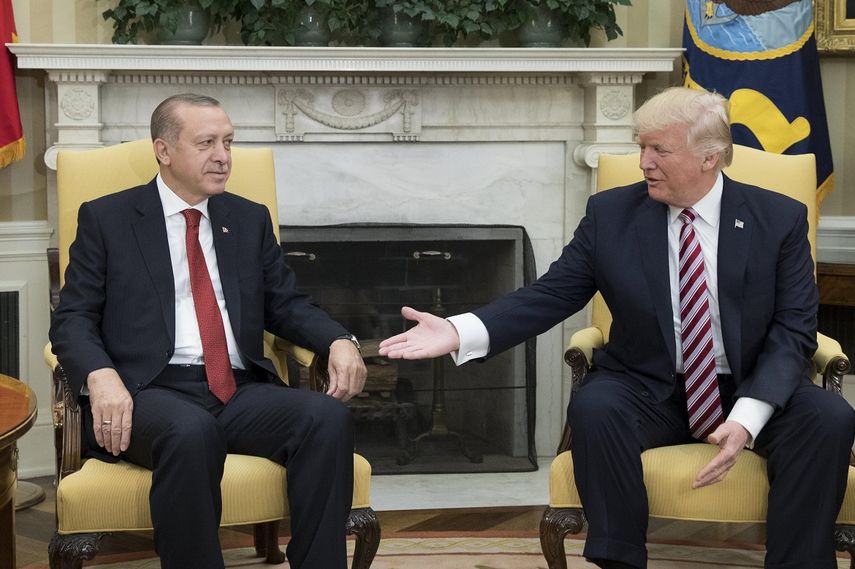 Encuentro entre el presidente Donald Trump (d) y su homólogo turco, Recep Tayyip Erdogan (i), en el Despacho Oval de la Casa Blanca.