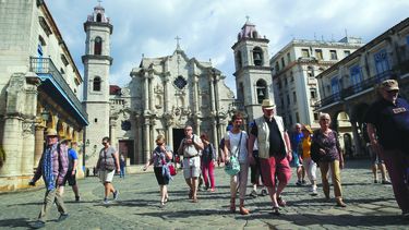 Vista parcial de la plaza de la Catedral de La Habana, adonde acuden miles de turistas todo los días.