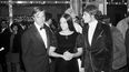 El director de la película Romeo y Julieta, Franco Zeffirelli, y los actores Olivia Hussey y Leonard Whiting después del estreno parisino de la película en París el 25 de septiembre de 1968.&nbsp;