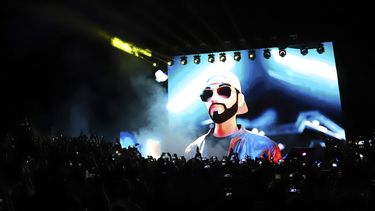 Una imagen del presidente salvadoreño Nayib Bukele es proyectada en una pantalla gigante durante la clausura del congreso de inversionistas de criptomonedas en Santa María Mizata, en El Salvador, el 20 de noviembre de 2021.&nbsp;