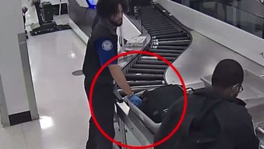 Un agente del TSA supuestamente extrae pertenencias de un pasajero en el aeropuerto de Miami.