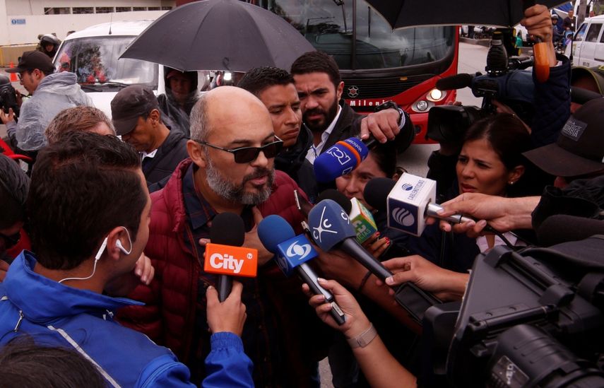 El exvocero de paz de las&nbsp;FARC&nbsp;Francisco Toloza habla con la prensa este viernes en las afueras de la cárcel La Picota, en Bogotá.