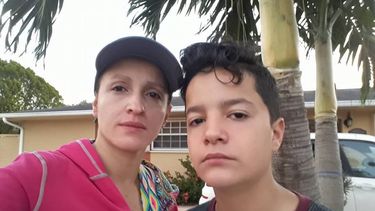 Imagen de Larry Caneiro y su madre Angie que acompañó la publicación en Facebook que confirmó que estaba sano y salvo.