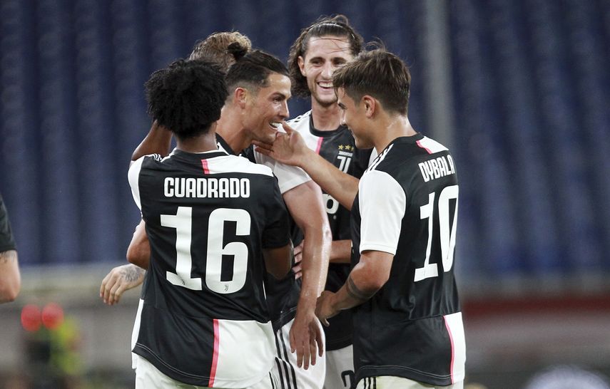 Cristiano Ronaldo (centro), de la Juventus, festeja con sus compañeros luego de anotar ante el Genoa en un duelo de la Serie A italiana, el martes 30 de junio de 2020 