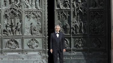 En este domingo 12 de abril de 2020, la cantante italiana Andrea Bocelli se presenta fuera de la catedral del Duomo, en Mil&aacute;n, Italia. El tenor italiano Andrea Bocelli, quien ten&iacute;a COVID-19, dice que el cierre de la pandemia en su pa&iacute;s lo hizo sentir humillado y ofendido por privarlo de la libertad.&nbsp;