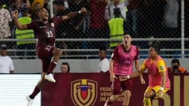 Salomón Rondón (izquierda), festeja tras anotar el segundo gol de Venezuela ante Chile el martes 17 de octubre de 2023, en un partido de las eliminatorias mundialista