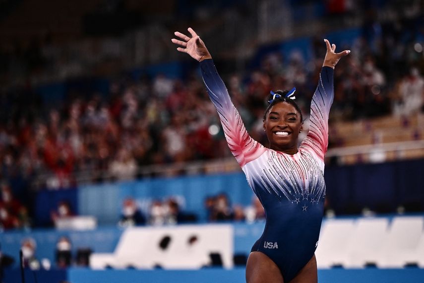 La estadounidense Simone Biles&nbsp; luego de completar su rutina en la final de viga de equilibrio femenina de gimnasia artística de los Juegos Olímpicos de Tokio 2020