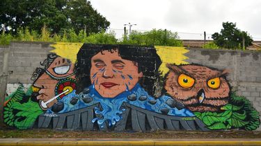 Grafiti en Honduras referente a Berta Cáceres, líder y activista social asesinada a tiros en 2016 tras años de lucha contra megaproyectos que amenazaban con desplazar a pueblos originarios.