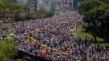 &nbsp;Venezolanos participan en la manifestación convocada hoy, miércoles 26 de abril de 2017, en Caracas