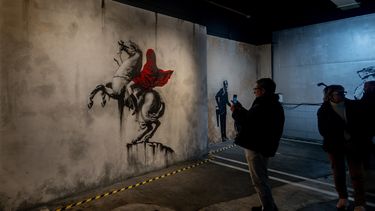 Varias personas recorren la exposición permanente de las obras de Banksy, en el Museo Banksy de Madrid, a 25 de enero de 2025, en Madrid.