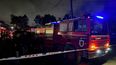 Vista de un camión de bomberos estacionado cerca del lugar donde un incendio arrasó un asentamiento habitacional matando a 14 migrantes venezolanos, entre ellos ocho niños, en el campamento Los Pirquenes, en el sector Cerro Obligado de la comuna de Coronel, Región del Bío Bío, Chile