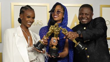 De izquierda a derecha parte de los ganadores, Tiara Thomas, H.E.R. y Dernst Emile II posan tras recibir el Oscar a la Mejor canción original por Fight For You, de Judas and the Black Messiah, el domingo 25 de abril de 2021 en Union Station, en Los Angeles.&nbsp;