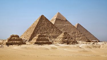 La primera pirámide se construyó aproximadamente en el año 2780 a.C. y el responsable fue el arquitecto del rey Djoser, llamado Imhotep. (Archivo)