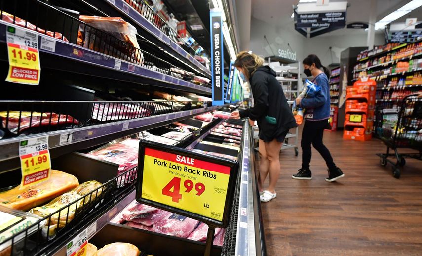 Clientes en un supermercado de alimentos.