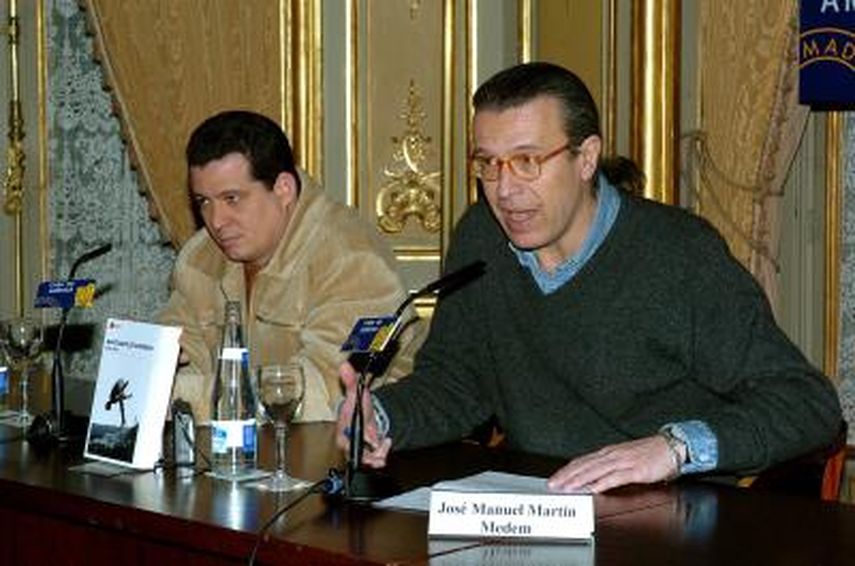 El periodista José Manuel Martín Médem (derecha), durante la presentación del libro Santuario de sombras, del cubano Amir Valle (izda), en Madrid. (EFE)