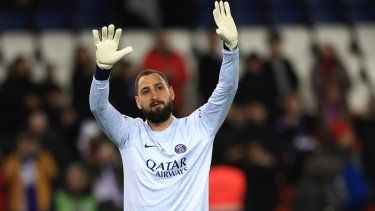 En foto del 4 de marzo del 2023, el portero del París Saint-Germain, Gianluigi Donnarumma, saluda a la afición antes del juego de liga contra el Nantes.&nbsp;