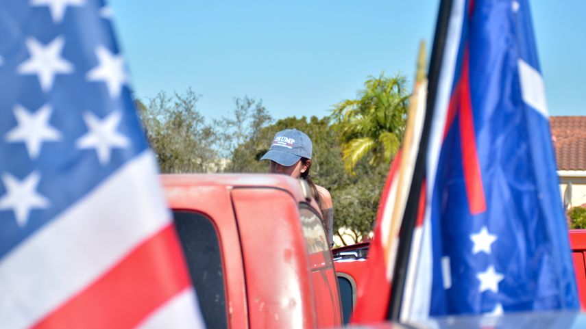 Con banderas, pitos, gorras y camisetas playeras alusivas a Trump, entre otros artículos, los manifestantes pidieron una investigación ‘a fondo’ sobre las elecciones presidenciales