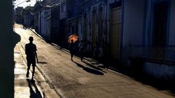 Una calle de Santiago de Cuba al atardecer, en medio del apagón en agosto 2024.