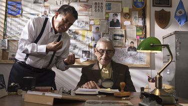 En esta imagen difundida por Gravitas Ventures, Romulo Aitken, izquierda, y Sergio Chamy en una escena de El agente topo. La película chilena de Maite Alberdi competirá este domingo en los Oscar por el premio al Mejor documental.&nbsp;