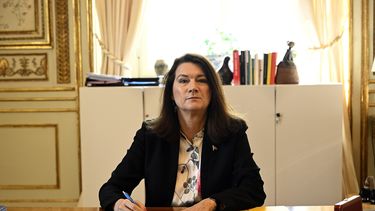 La ministra de Asuntos Exteriores de Suecia, Ann Linde, posa para una fotografía mientras firma la solicitud de ingreso a la OTAN, en el Ministerio de Exteriores, en Estocolmo, el 17 de mayo de 2022.&nbsp;