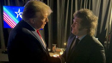 Una fotografía publicada por la Presidencia de Argentina muestra al presidente Javier Milei (D) y al expresidente de Estados Unidos y aspirante a la presidencia de 2024, Donald Trump, dándose la mano en la reunión anual de la Conferencia de Acción Política Conservadora (CPAC) el 24 de febrero de 2024, en National Harbor, Maryland. &nbsp;