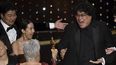 Bong Joon Ho, derecha, reacciona al recibir el premio de Mejor película por Parasite de la anfitriona Jane Fonda en los Oscar el 9 de febrero de 2020 en el Teatro Dolby en Los Angeles. De izquierda a derecha Kang-Ho Song y Kwak Sin Ae.&nbsp;