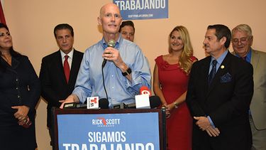 Miembros del Consejo Municipal de Hialeah acompañaron a Scott. (Giselle Santalucci)