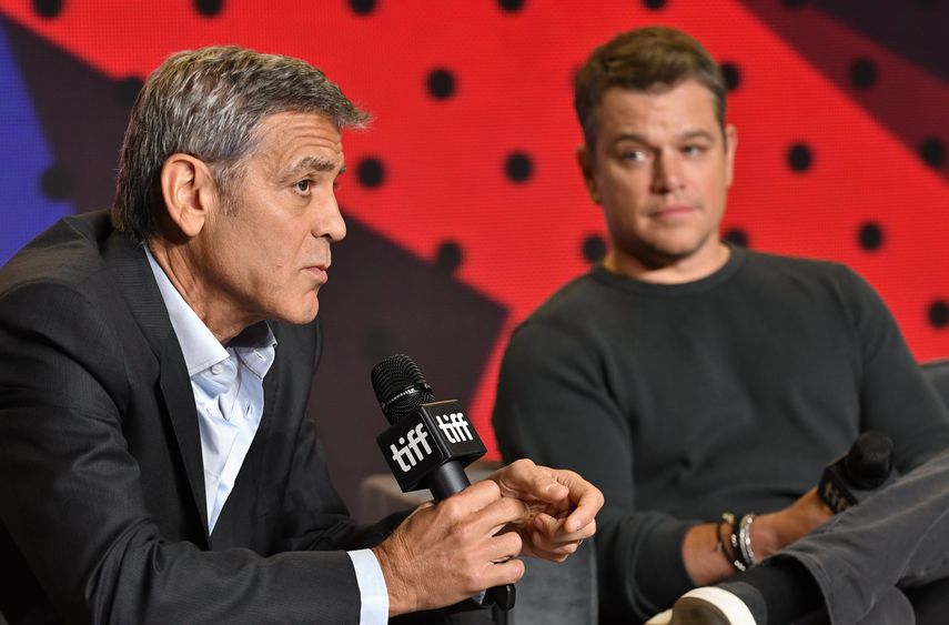 El director estadounidense George Clooney y el actor y miembro del reparto Matt Damon asisten a la conferencia de prensa para la película Suburbicon durante el 42 Festival Internacional de Cine de Toronto.