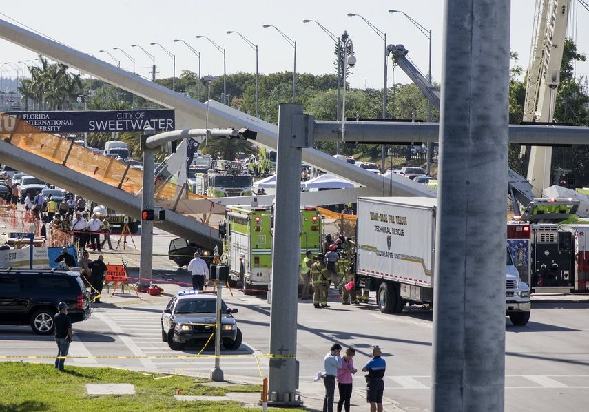 Vista general de las labores de búsqueda y rescate en el puente&nbsp;para peatones que colapsó.&nbsp;