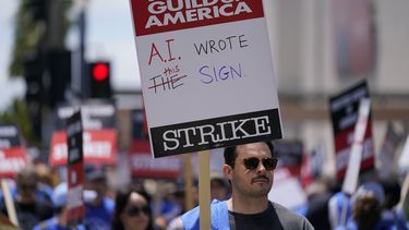 Miembros del Sindicato de Guionistas de Estados Unidos se manifestan frente a Fox Studios el martes 2 de mayo de 2023 en Los Ángeles. Una de las peticiones de los guionistas es revisar el uso de Inteligencia Artificial (IA) en la escritura de guiones.
