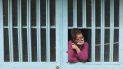 Una mujer se asoma por la ventana de su casa mientras espera la llegada de comida gratis del gobierno municipal durante una cuarentena para ayudar a contener la propagación del coronavirus en Bogotá, Colombia, el viernes 12 de junio de 2020. Una mujer se asoma por la ventana de su casa mientras espera la llegada de comida gratis del gobierno municipal durante una cuarentena para ayudar a contener la propagación del coronavirus en Bogotá, Colombia, el viernes 12 de junio de 2020.