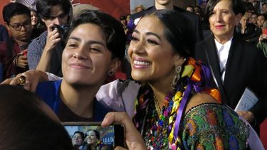 La cantante Lila Downs, en el centro, poses posa con admiradores al llegar al estreno del documental Al son del chile frito en el Festival Internacional de Cine de Morelia, el jueves 24 de octubre del 2019 en Morelia, M&eacute;xico.