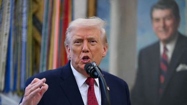 El presidente de EEUU, Donald Trump, habla durante la presentación de la Medalla de Defensa de la Frontera Mexicana en la Oficina Oval de la Casa Blanca en Washington, DC, el 15 de diciembre de 2025.