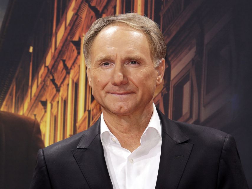 En esta foto del 10 de octubre de 2016, el escritor Dan Brown llega al estreno de la pel&iacute;cula Inferno en Berl&iacute;n.&nbsp;
