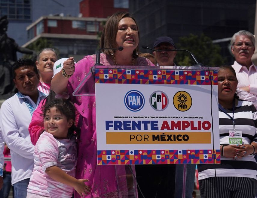La senadora Xóchitl Gálvez, candidata de oposición a las elecciones presidenciales, habla durante un acto político en el monumento del Ángel de la Independencia, en la Ciudad de México, el domingo 3 de septiembre de 2023.