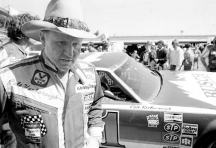 Cale Yarborough se aleja después de volar el motor de su Oldsmobile justo después de completar su primera vuelta en la pole position en la clasificación para las 500 Millas de Daytona en Daytona Beach, Florida, el 11 de febrero de 1979. Yarborough, considerado uno de los mejores pilotos de todos los tiempos de NASCAR y &nbsp;el primero en ganar tres títulos de Copa consecutivos, murió el domingo 31 de diciembre de 2023. Tenía 84 años.