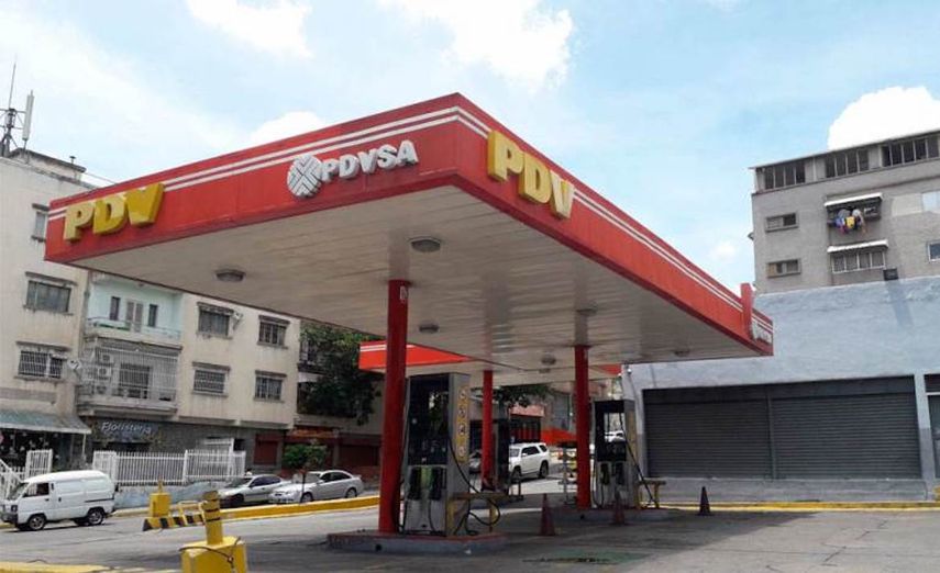 La estación de gasolina de la Parroquia San Pedro frente a la Universidad Central de Venezuela en Caracas está cerrada.