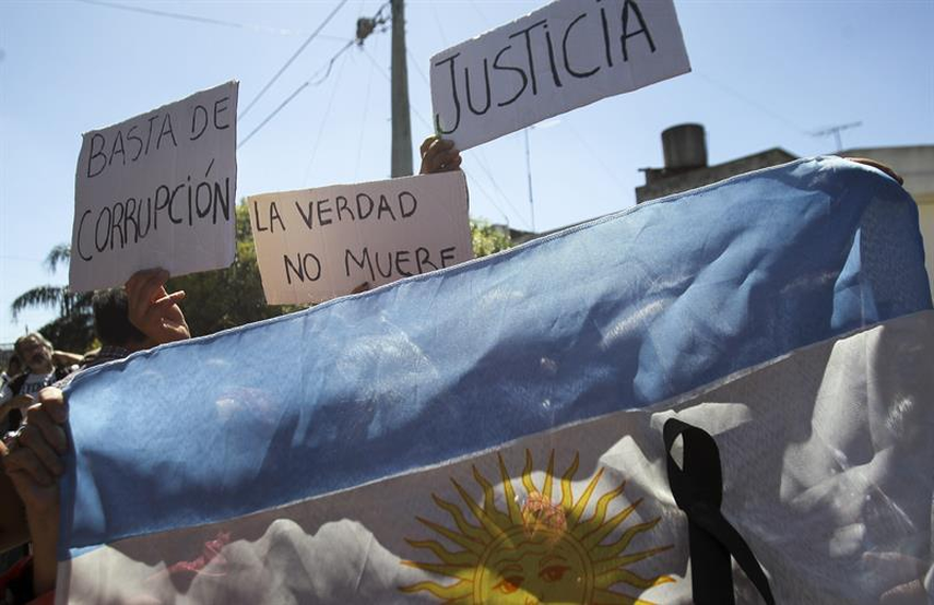 La CIA cree que el operativo tuvo más ver con una puja interna en el gobierno y menos con Nisman y lo que estaba investigando. Alguien quiso complicar a Cristina (Kirchner) por los cambios que estaba haciendo en la SIDE, indicó la fuente citada por 