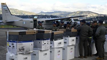 Miembros de la Fuerza Aérea Hondureña (FAH) se preparan para transportar material electoral a La Mosquitia, departamento de Gracias a Dios, en Tegucigalpa, el 24 de noviembre de 2025.