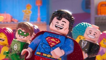 En el filme, que podría rondar los 50 millones de dólares en su debut, los ciudadanos de Bricksburg afrontan una nueva amenaza en forma de invasores del espacio exterior que destruyen todo a su paso.