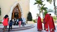 Feligreses y religiosos acuden a Cathedral St. Mary, en Miami.