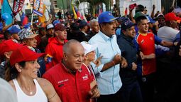 El dictador Nicolás Maduro&nbsp; acompañado del segundo del chavismo Diosdado Cabello, y de Cilia Flores durante un acto oficialista en Caracas, Venezuela, el 17 de agosto de 2024.&nbsp;